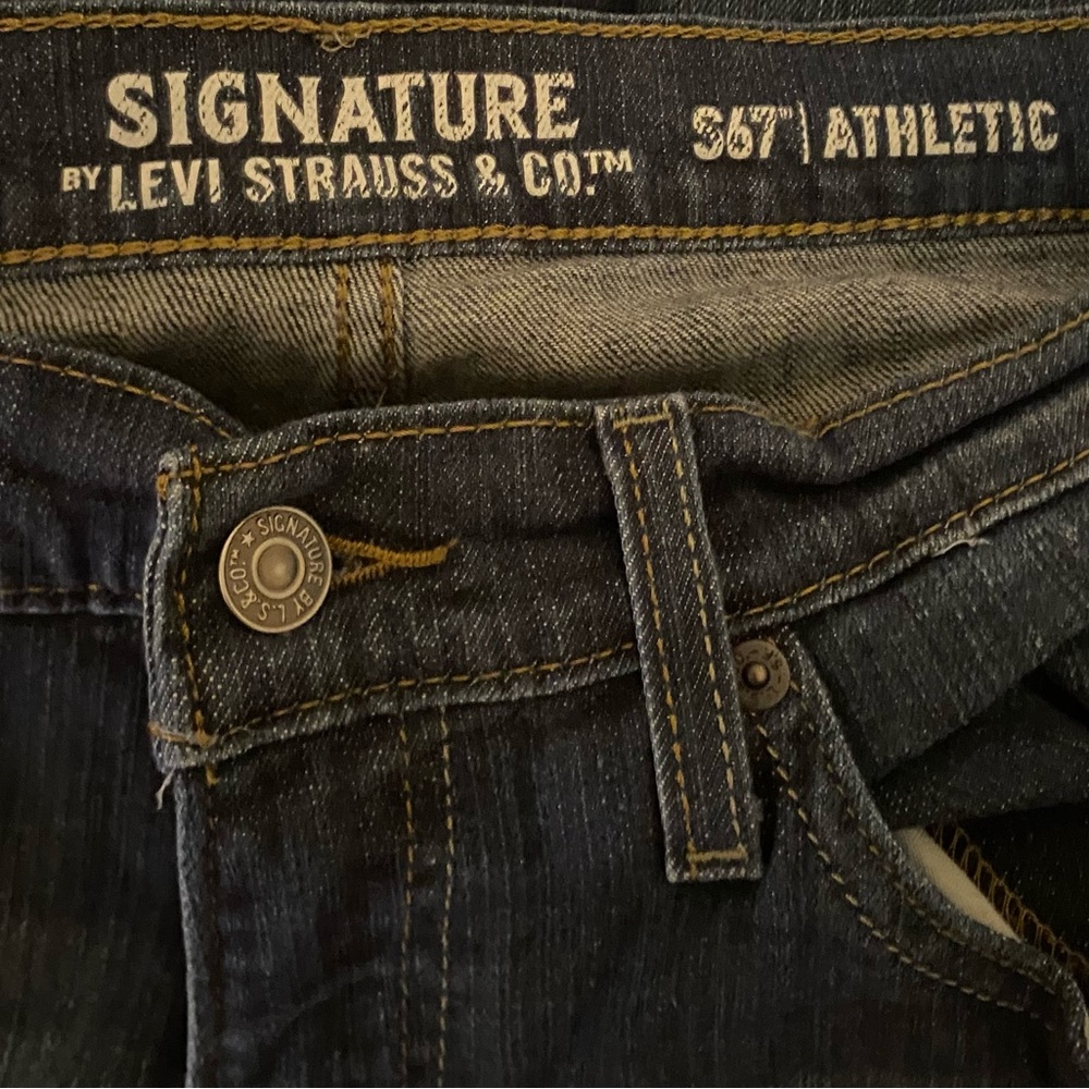 Like New Signature Levi Strauss & Co., size W32/L34, smoke free home - Picture 6 of 7